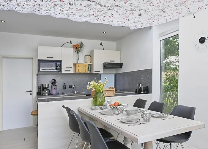 Aan De Oever بيت للعطل