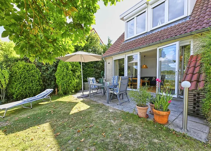 Aan De Oever بيت للعطل