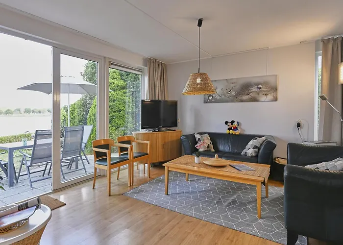 Aan De Oever بيت للعطل